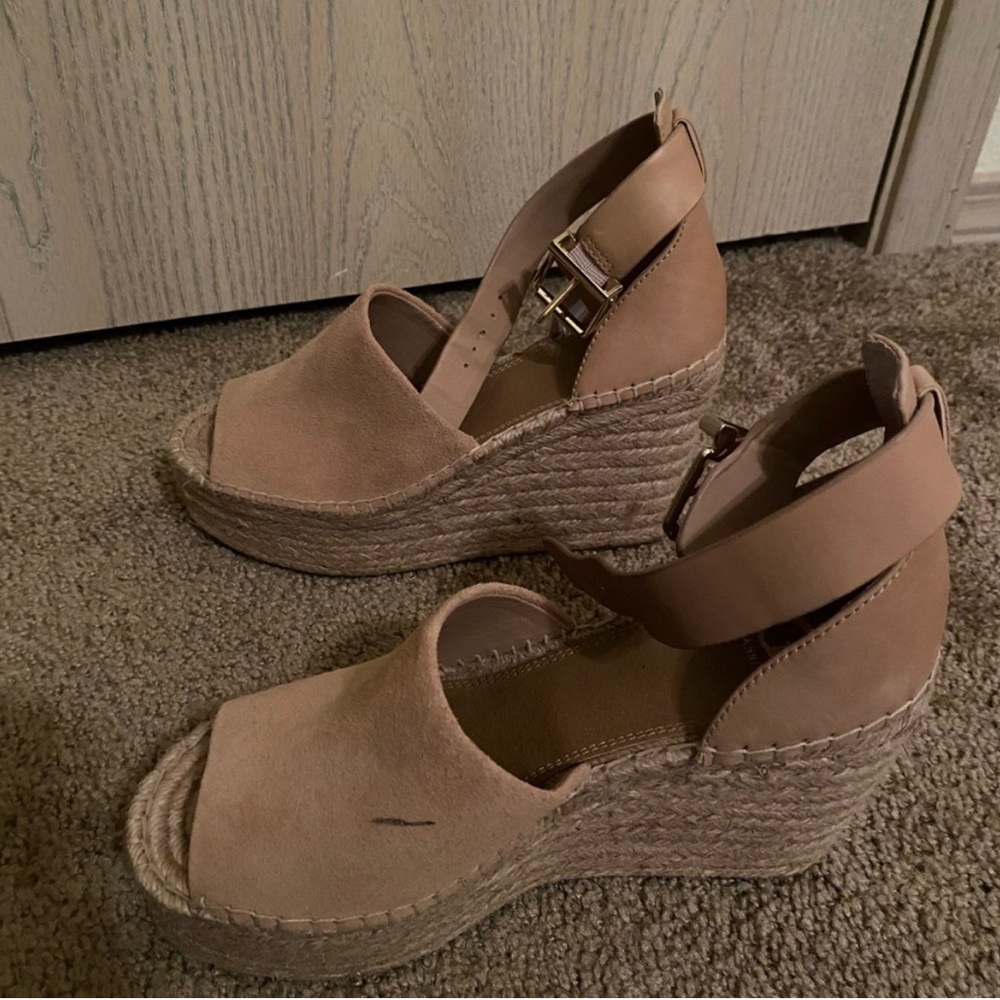 Gianni Bini size 8 platform heels with strap around ankle